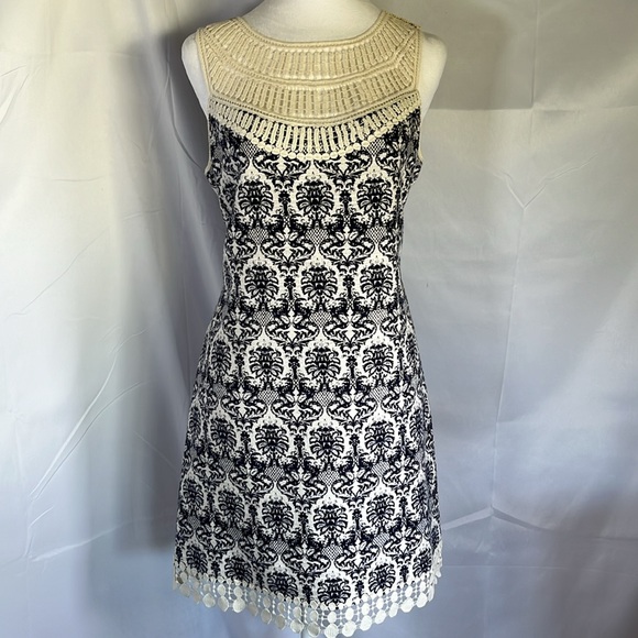 Chelsea & Violet Dresses & Skirts - Chelsea & Violet patterned lace shift dress crocheted Cream & Navy Blue Size Med